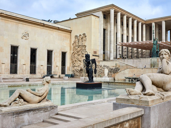 statues outside the Paris Museum of Modern Art 