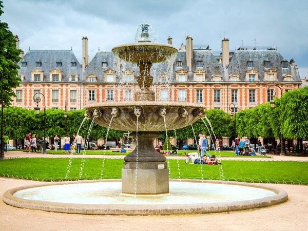 a fountain in Place Des Vosges