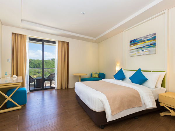 a deluxe premier room at Savoy Hotel