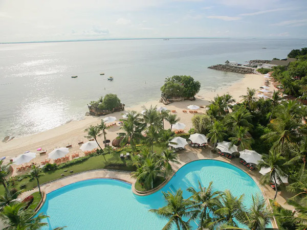 an overhead shot of the pool at Shangrila’s Mactan Resort and Spa