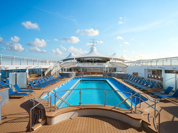 Norwegian Spirit pool deck