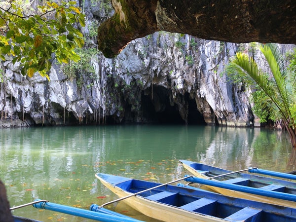 boats in front of the entrance of Puerto Princesa Underground River
