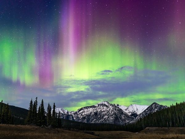 the aurora borealis at Lake Minnewanka loop