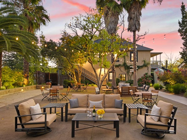 a beautifully landscaped courtyard at Bungalows 313