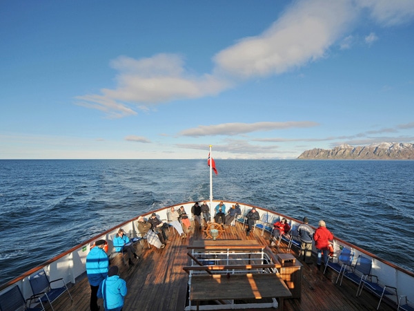 the passengers on the deck of MS Nordstjernen