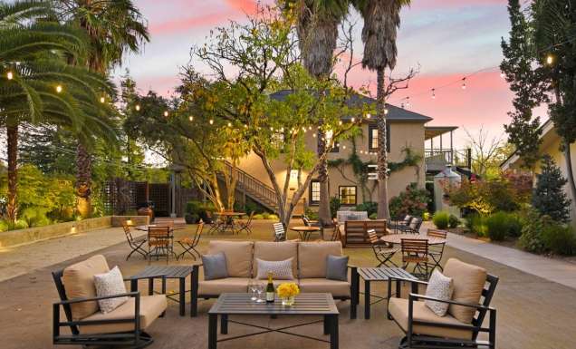 a beautifully landscaped courtyard at Bungalows 313
