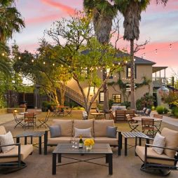 a beautifully landscaped courtyard at Bungalows 313