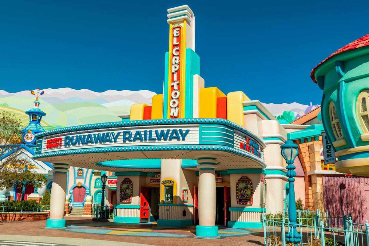 The 13 Best Disneyland Rides - International Traveller