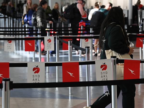 the pre-departure lines at the airport, Qantas Flight QF3 Auckland to New York