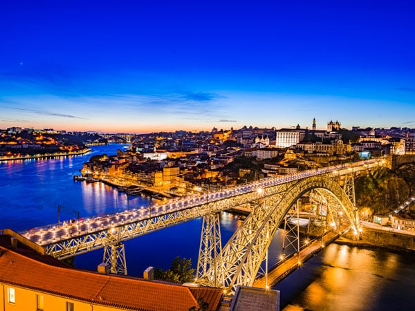 the bright Dom Luís I Bridge at night