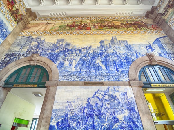 blue and white azulejo patterned tiles on the walls of São Bento Station