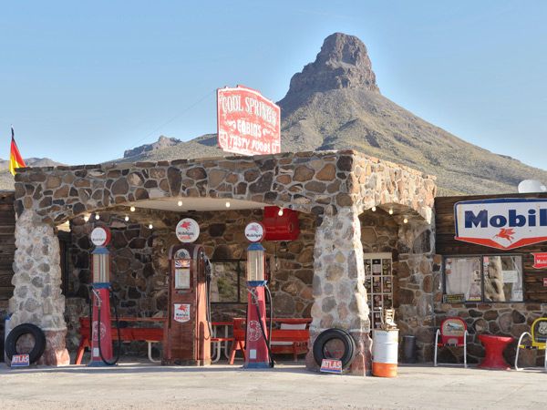 an antique gas station in Route 66, USA