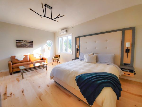 a king room inside the Gros Morne Inn