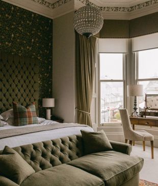 Embrace the magic of Edinburgh in autumn