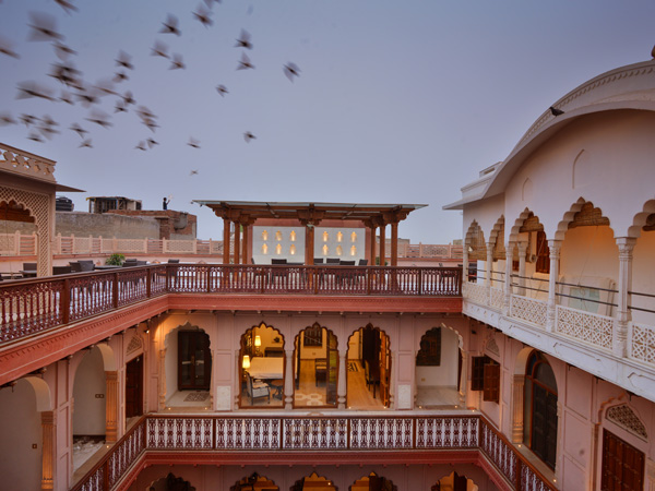 birds flying above Haveli Dharampura, Old Delhi