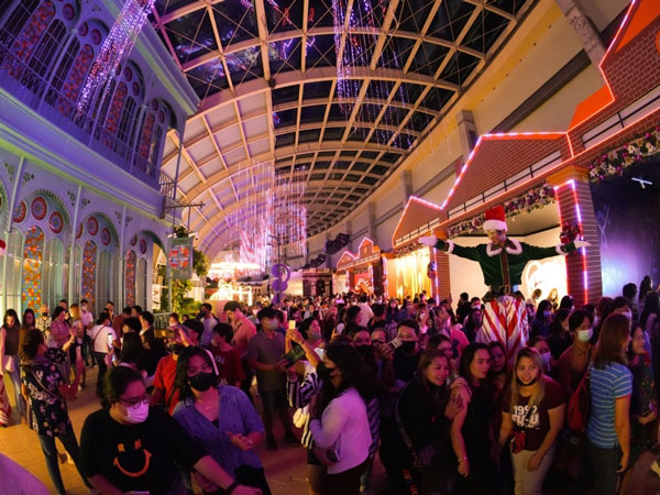 the crowded Noel Bazaar 2023 in Okada Manila
