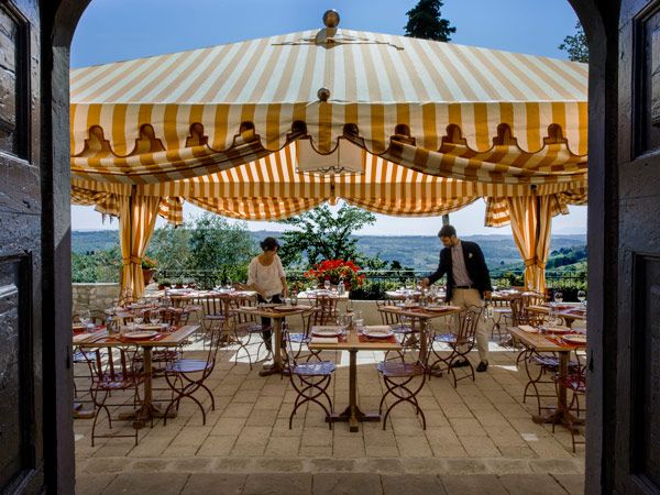a charming dining space at Villa il Poggiale