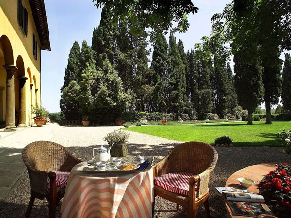 al fresco setup at Villa il Poggiale