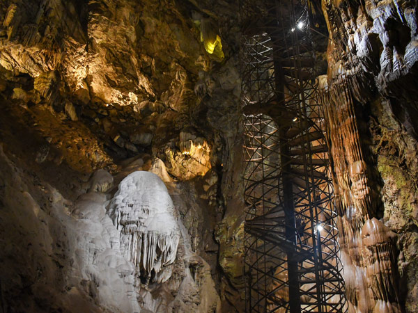 the largest public cave chamber in California, Moaning Caverns