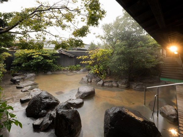 an outdoor hot spring facility in Hyotan Onsen