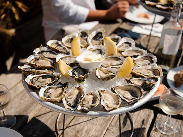 eating oysters at Bassin d’Arcachon on a bordeaux river cruise