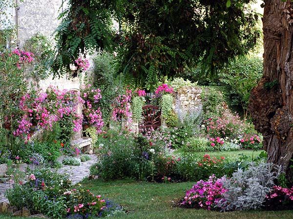 garden in citadel of blaye, bordeaux river cruise