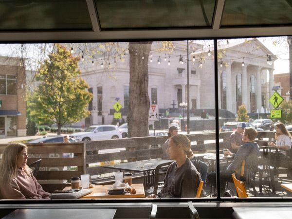 people dining outside Bongo Java, Nashville