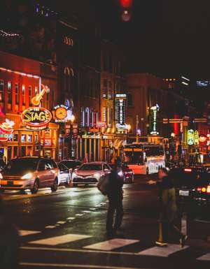 restaurants and bars bars along Nashville streets