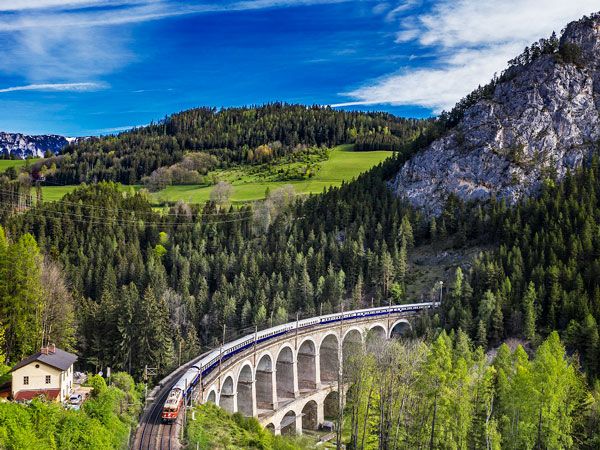 a locomotive passing through Kalte-Rinne viaduct in Breitenstein