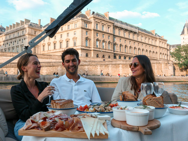 friends enjoying Paris while dining onboard Green River Cruises