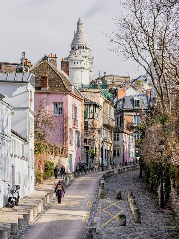 the Montmartre villagae in Paris