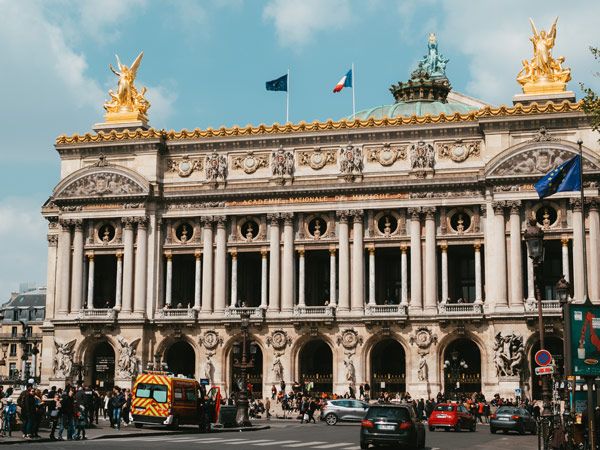 the facade of Palais Garnier