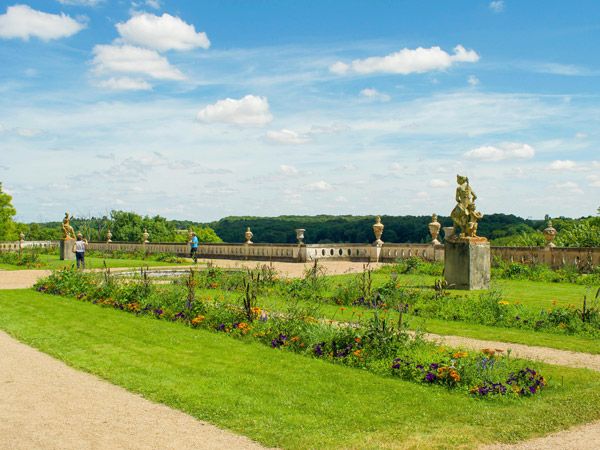 a lush parkland surrounding Château de Fontainebleau