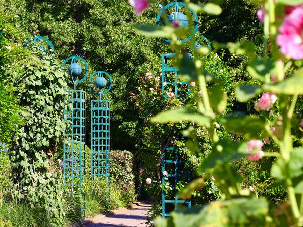 lush greenery at La Promenade Plantée in Paris