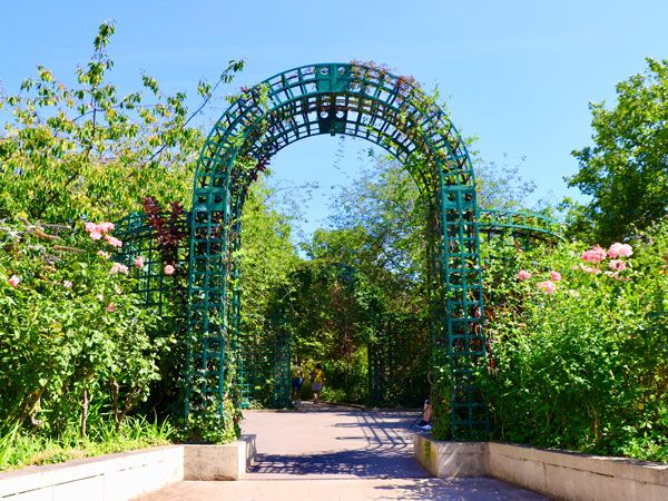the entranceway above the Viaduc des Arts, La Promenade Plantée in Paris