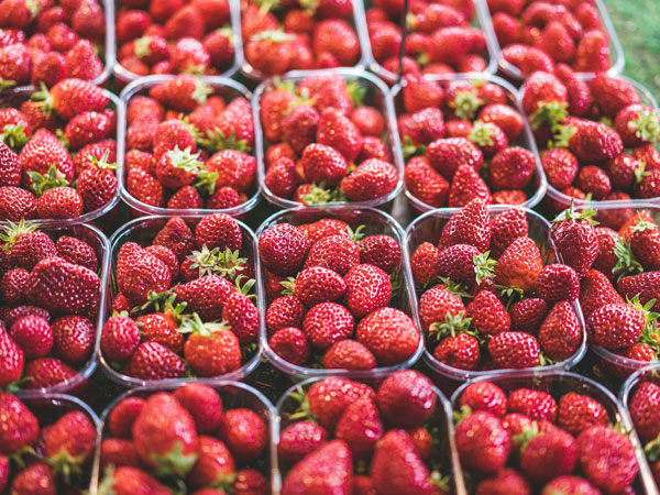 strawberries at Marché de l’Olive