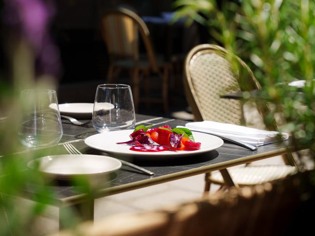 outdoor dining at Vertueux, Paris