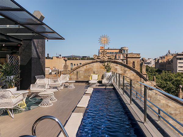The rooftop bar and pool at Hotel Bagues in Barcelona