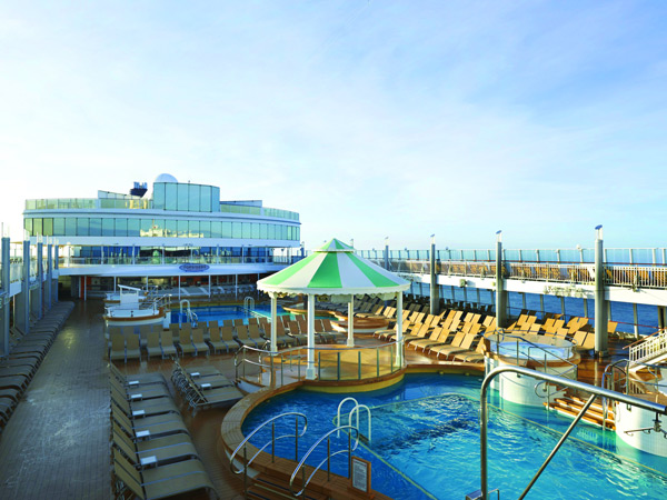 the public pool deck at Norwegian Jewel