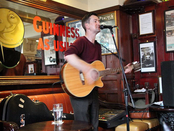 musician playing at The Flowing Tide pub