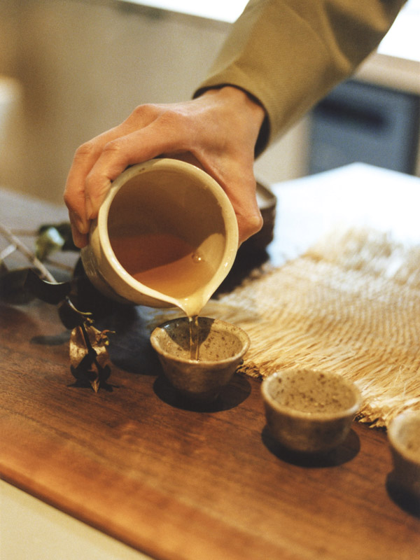 pouring tea into a cup at Malamakibi restaurant