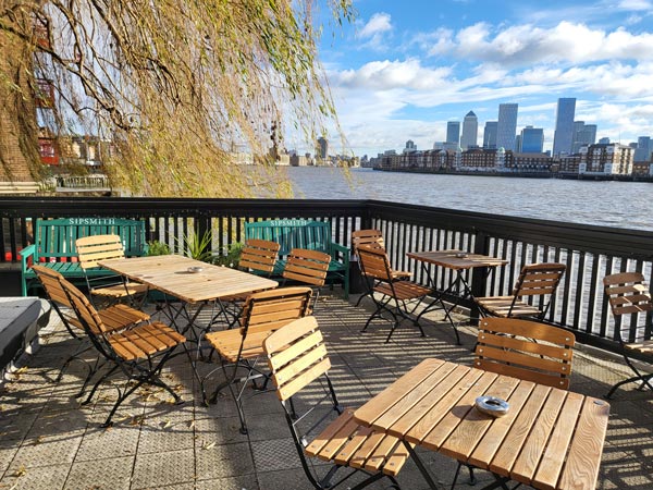 The Prospect of Whitby, London outdoor seating overlooking the Thames