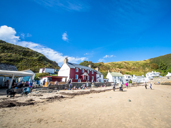 Tŷ Coch Inn, Porthdinllaen exterior on the beach