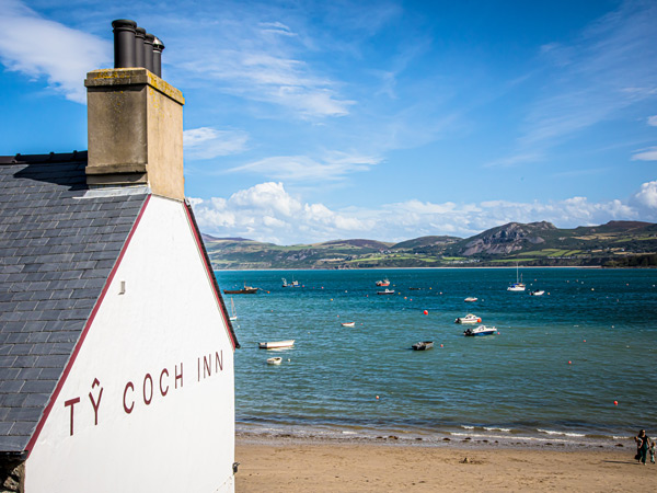 Tŷ Coch Inn, Porthdinllaen exterior overlooking the beach