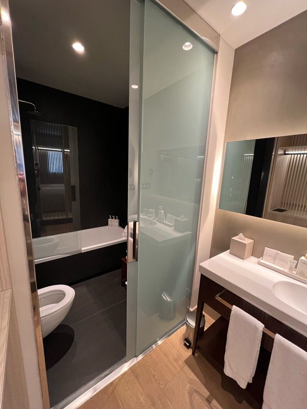 the bath and toilet inside Grand Hotel Central Barcelona