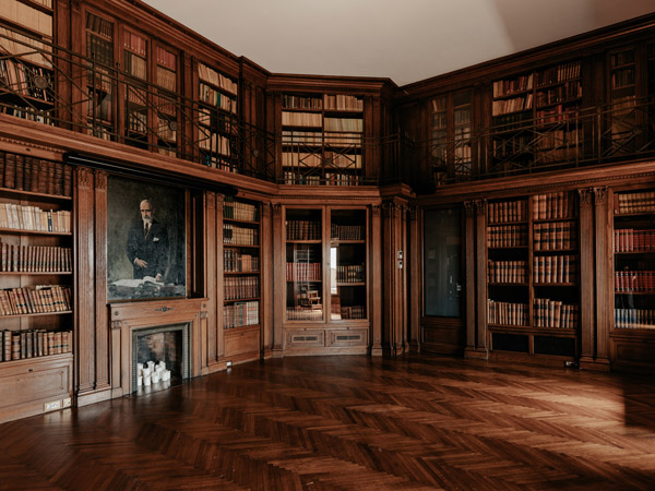 the library at Grand Hotel Central Barcelona
