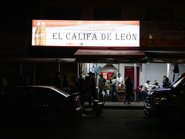 the exterior view of Taquería El Califa de León at night