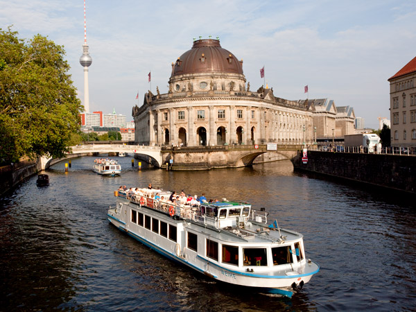 a boat passing by the Museumsinsel Berlin