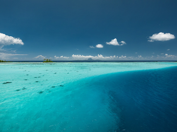 Blue waters on Taha’a in Tahiti