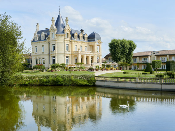 Château Grand Barrail Hôtel chateau in Bordeaux